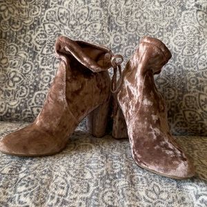 Crushes velvet booties